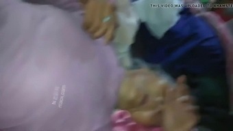 젊은 남자와 함께하는 아시아 할머니의 아날 쾌감