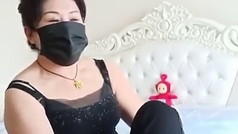 나이 든 아시아 여성이 성적 관계를 찾고 있습니다