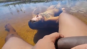 Novinha Breastfeeding On The Beach In Shame Due To Strangers
