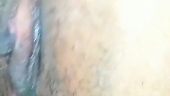 유혹적인 여인이 화장실에서 쾌락을 느끼고 있다