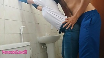 사무실 화장실에서 큰 자지를 가진 비밀 데이트