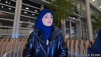베일을 쓴 이란 여성 나자, 비행기표 지불로 화장실과 복도에서 아날 섹스
